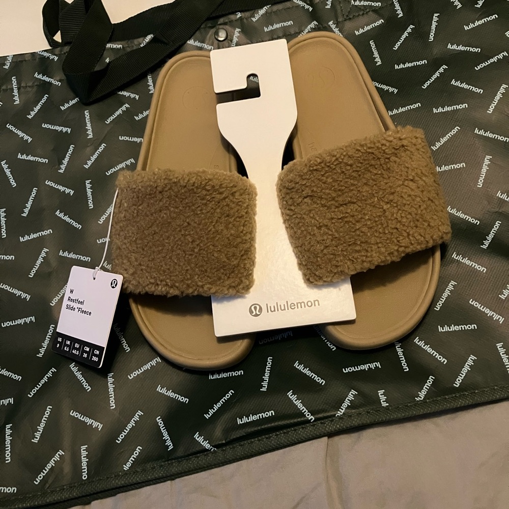 NWT Lululemon Fleece Restfeel Slide, Sz 9, Filbert Tan/Gold